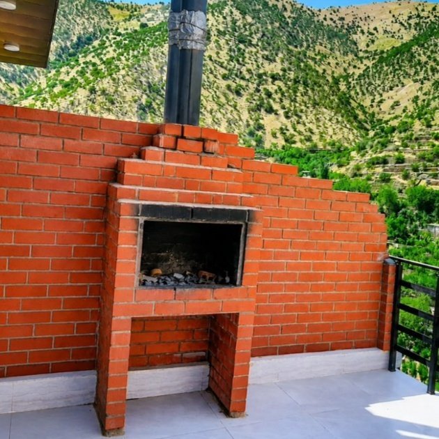 خانووی گەشتیاری تەژنە
